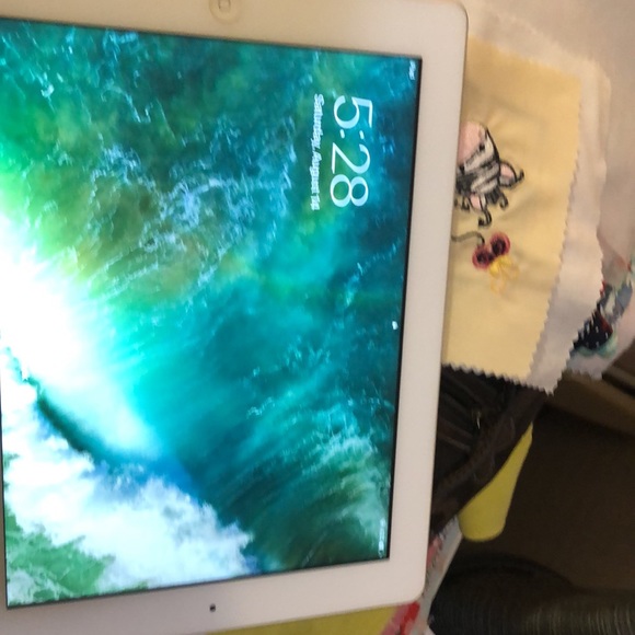 Apple iPad 2nd gen excellent condition hardly ever used it . Model #A1458 - Picture 3 of 5